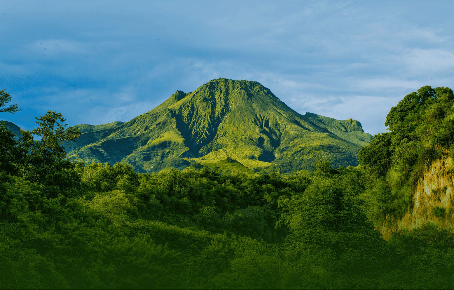 Vue du volcan Montagne Pelée en Martinique - destinations d'affaires et de conférences sur ProEvent97.