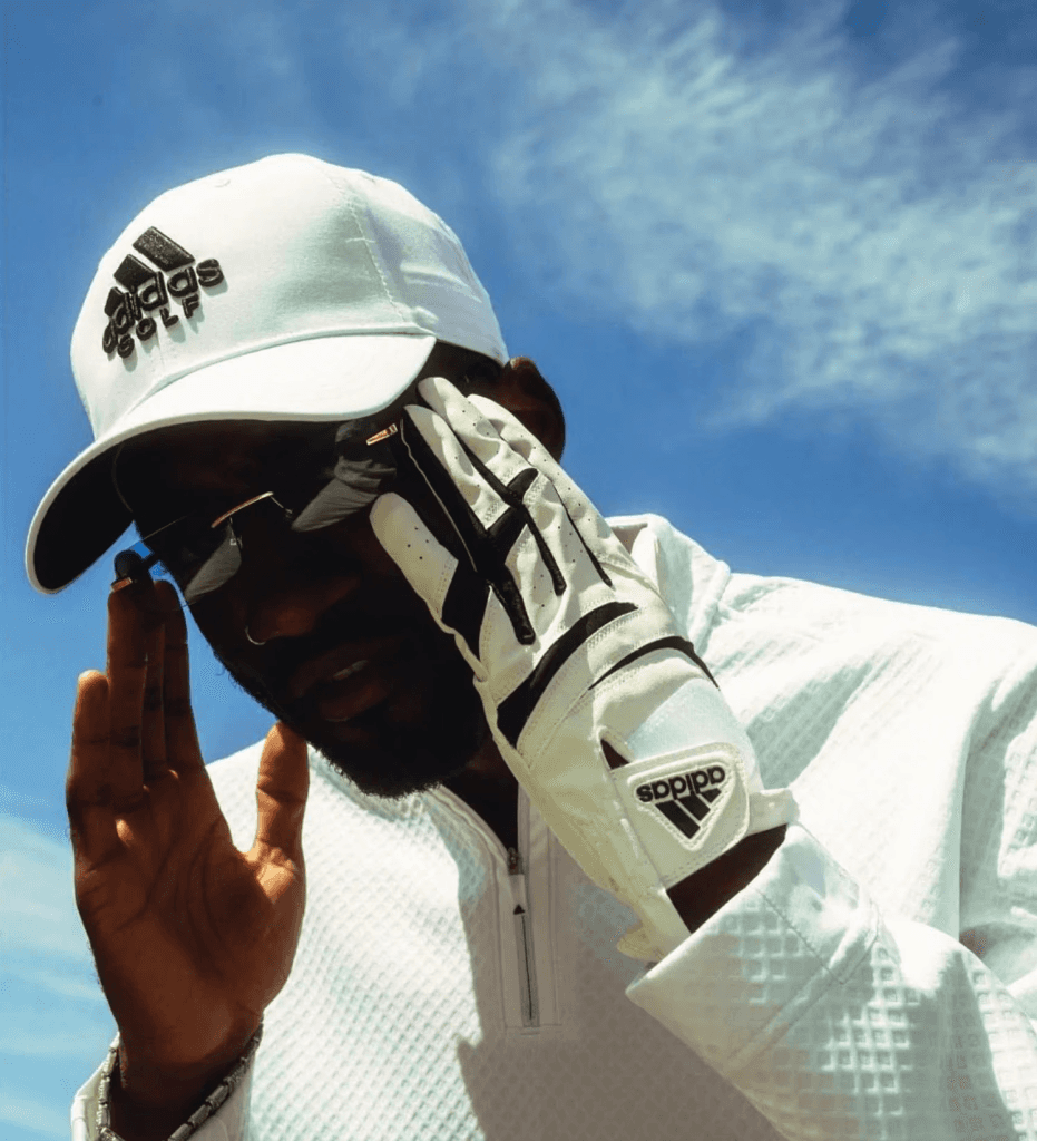 a bunch of tables and chairs that are set up