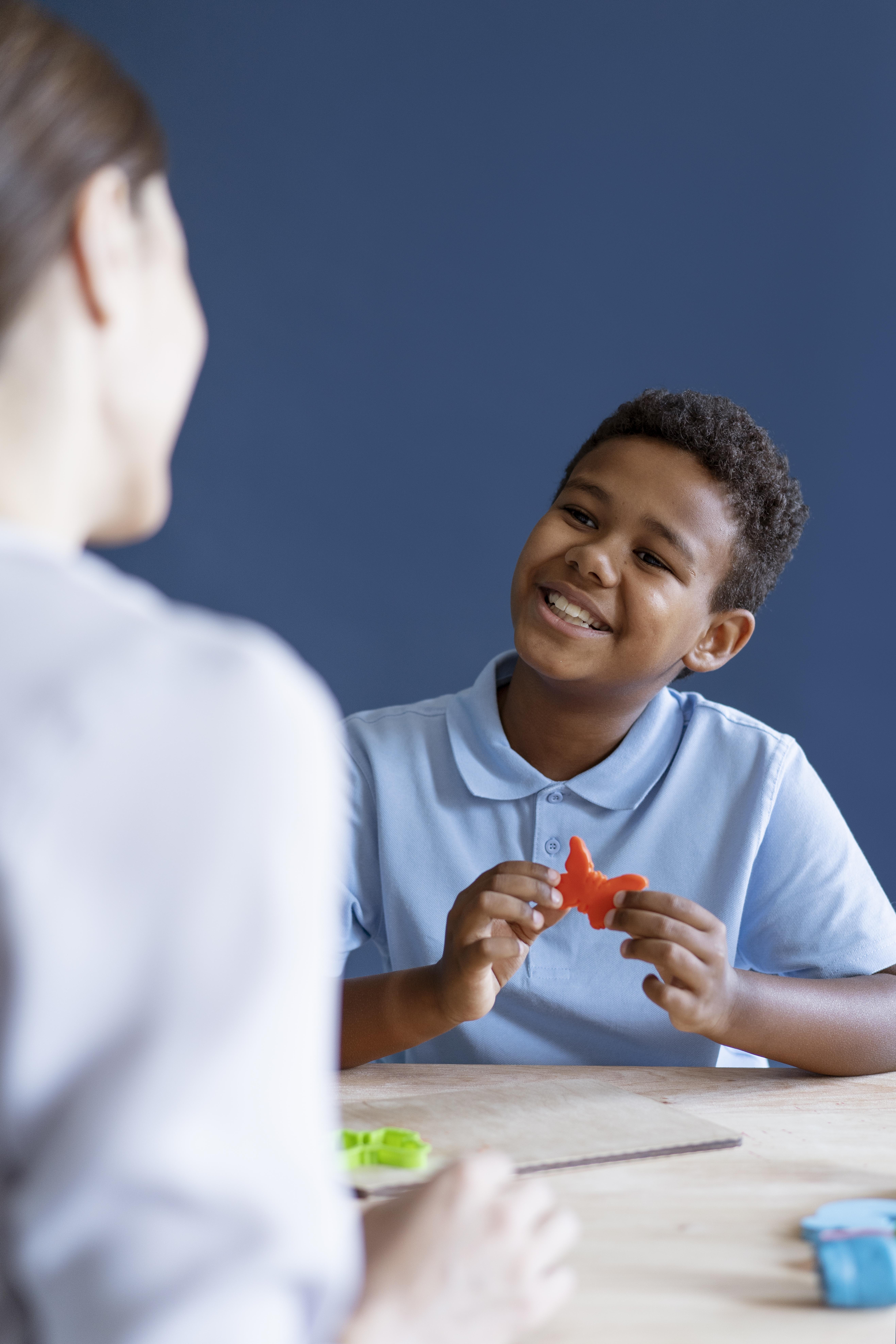 kid doing occupational therapy section with psychologist