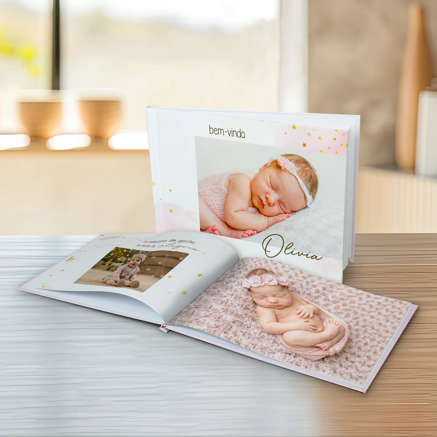 Fotolivro de capa dura no tamanho 30x30cm aberto e fechado em loop.