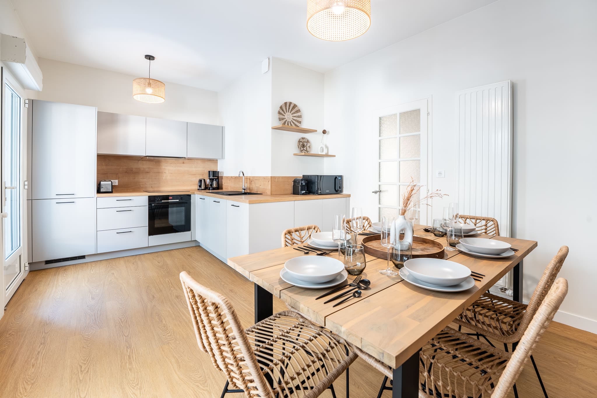 Cuisine moderne et lumineuse dans une villa familiale, photographie immobilière par Robin Masson