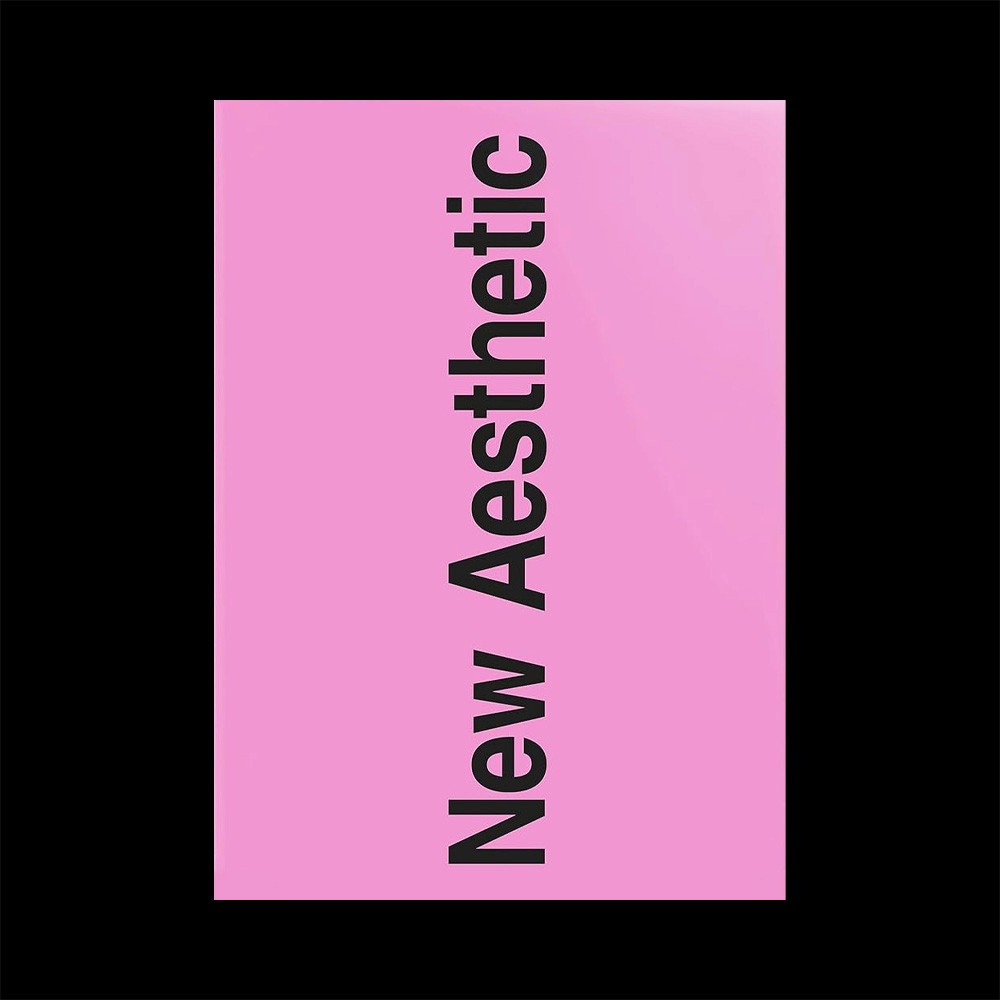 Photographie artistique d'un verre de vin jaune à moitié rempli sur fond dégradé sombre, avec une typographie cursive blanche superposée lisant 'La Percée du Vin', créant une identité visuelle élégante pour un projet œnologique.