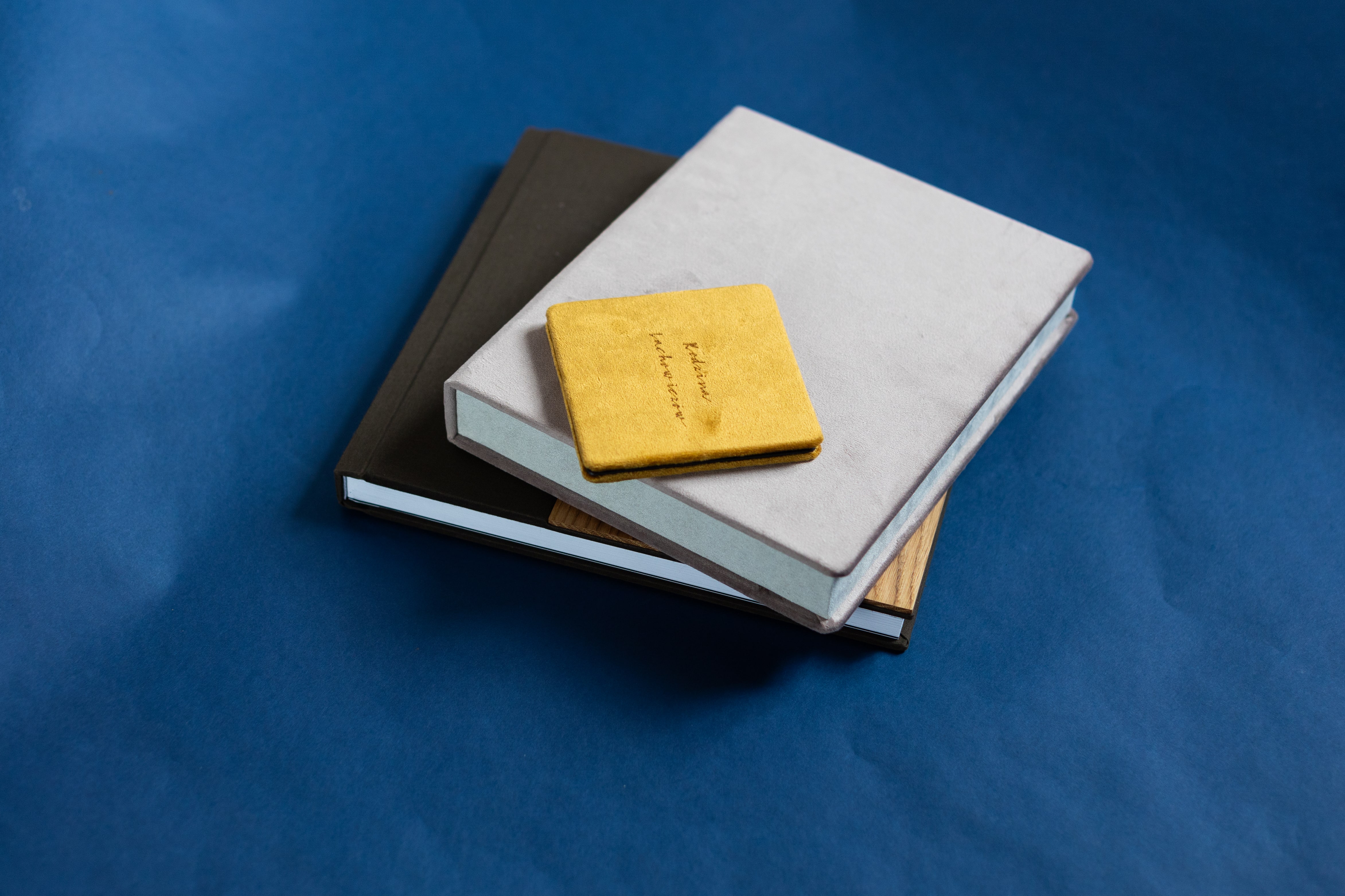 Stos trzech albumów fotograficznych w róznych rozmiarach