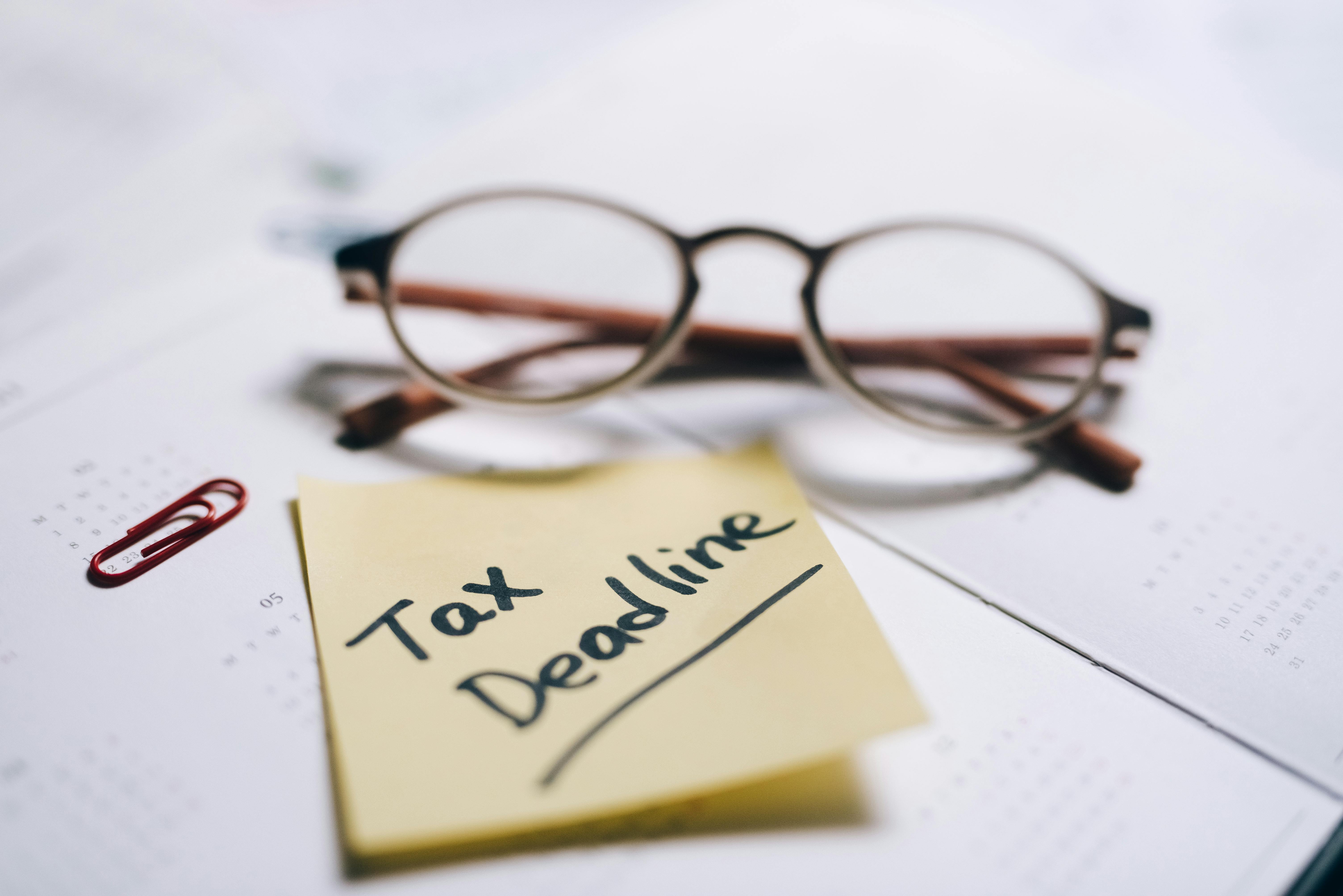 tax deadline post it