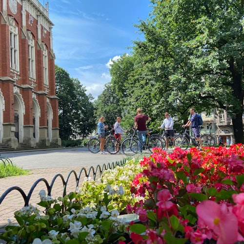 克拉科夫的天氣美麗,花卉美麗,建築也美麗。這是一次美好旅遊的完美配方!