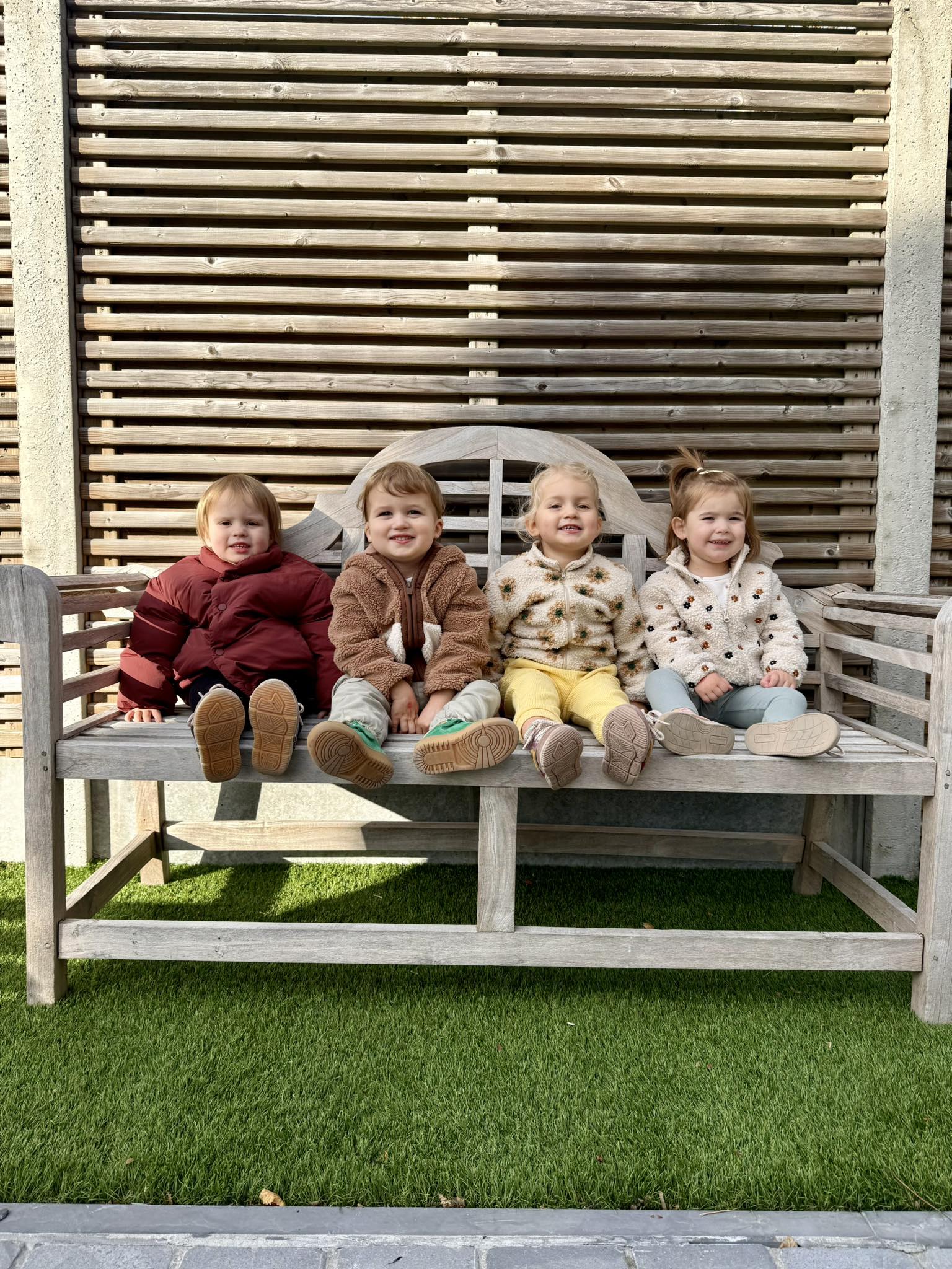 kinderen op een bankje