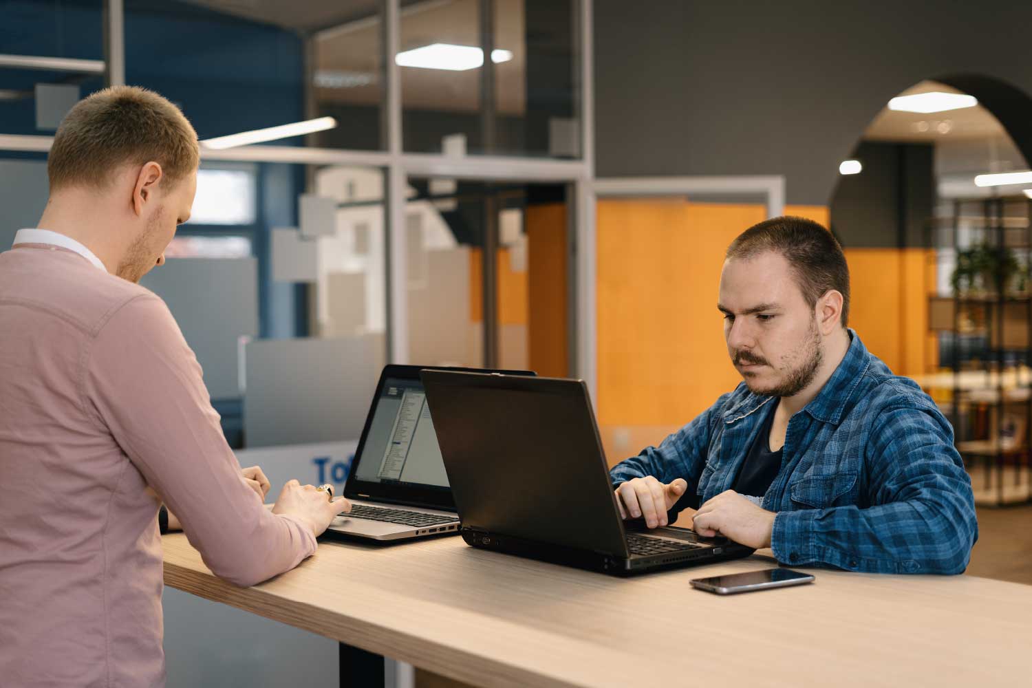 Atendimento em caixa com sistema PDV, cliente realizando pagamento em loja - FindUP - Profissionais de TI