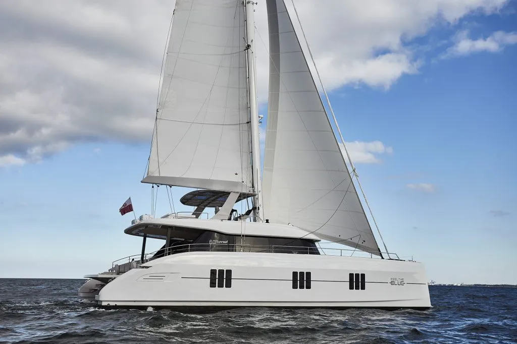 Lateral del Sunreef 60