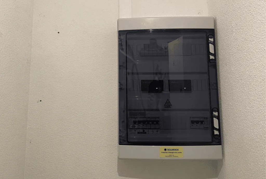 Photo d'un coffret électrique d’une maison à Blois en France équipée de panneaux photovoltaïques dont l'installation a été faite par Solarock.
