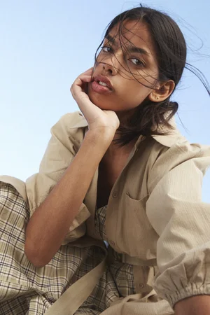 Dans le lookbook de la marque Danoise Another Aspect, le mannequin porte un costume gris et une chemise blanche