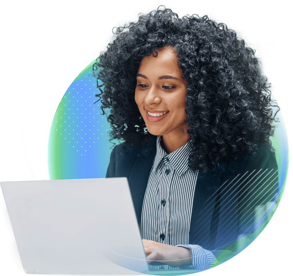 Mulher negra de cabelo longo, cacheado e preto, usando roupa social utilizando um notebook. Atrás dela há um círculo azul e verde.