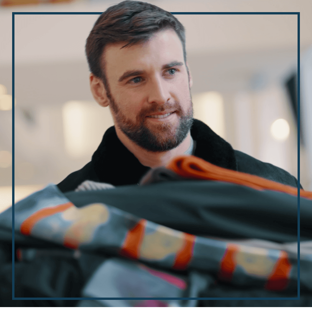 Mann mit Gewand in Armen