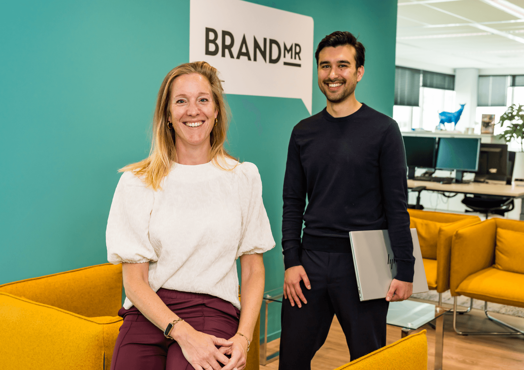 Twee collega's van BrandMR in hun kantoor voor het bedrijfslogo