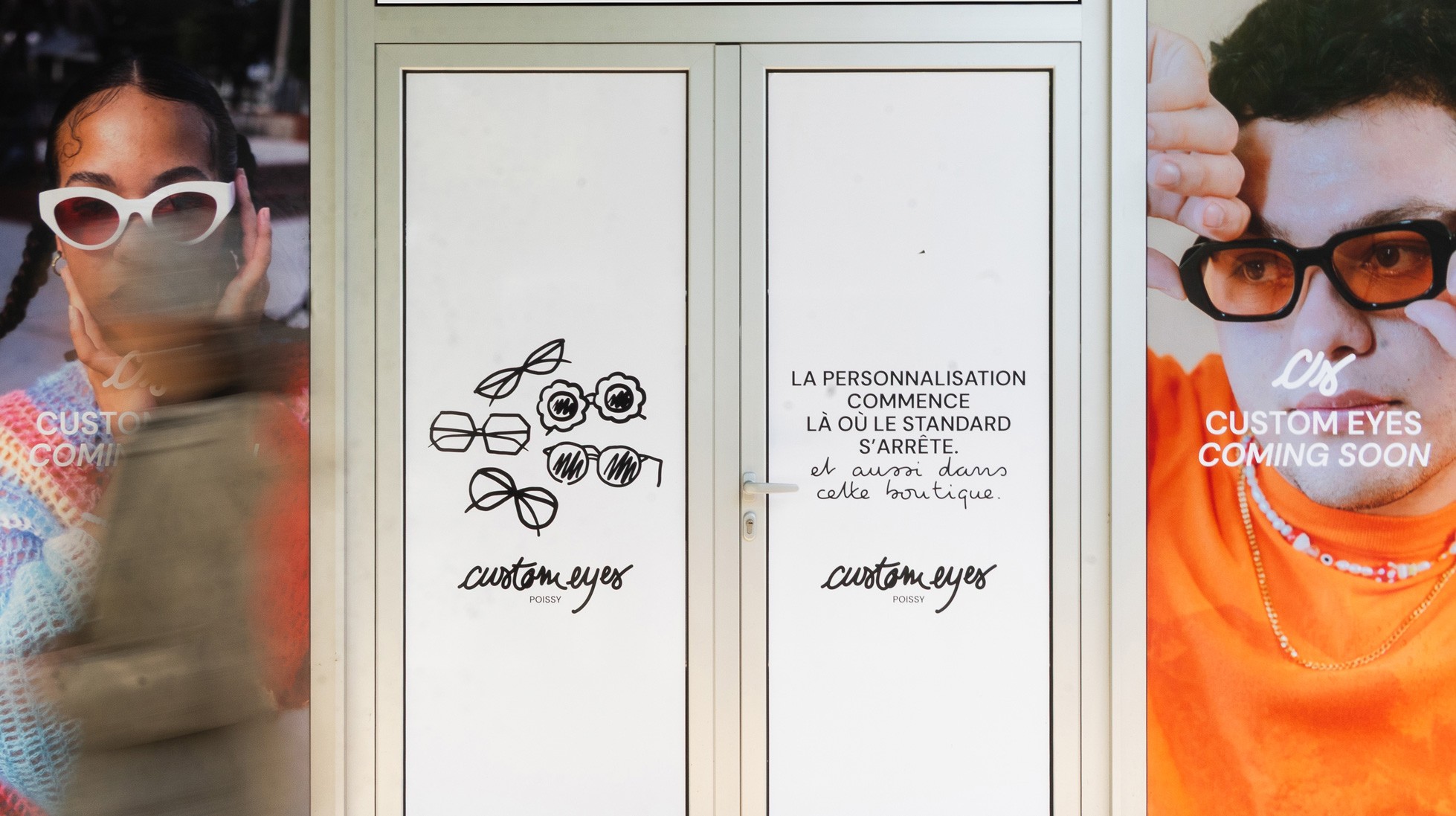 Vitrophanie coming soon dans la première boutique Custom Eyes, à Poissy