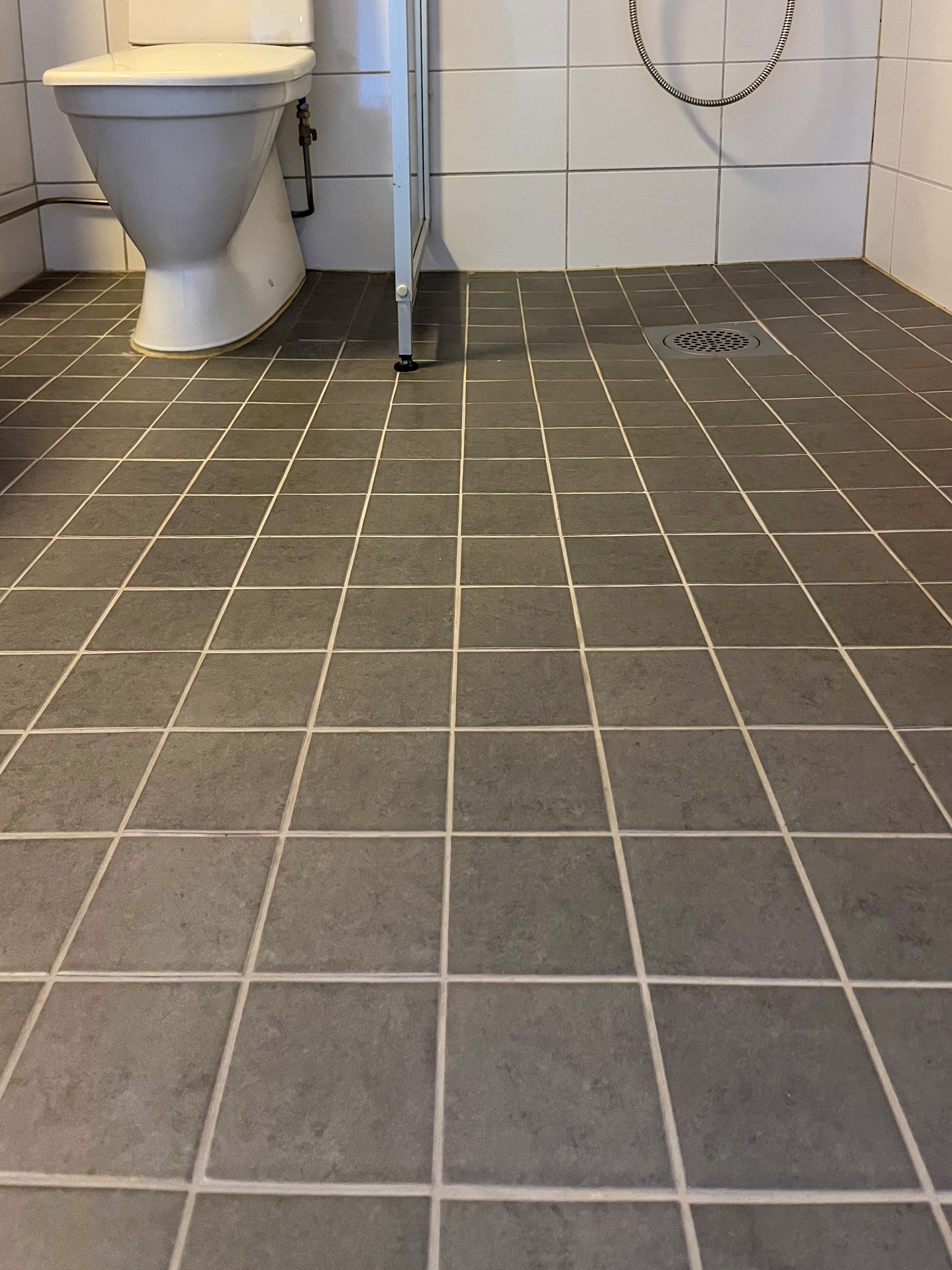 Siisti kylpyhuoneen lattia puhdistuksen jälkeen