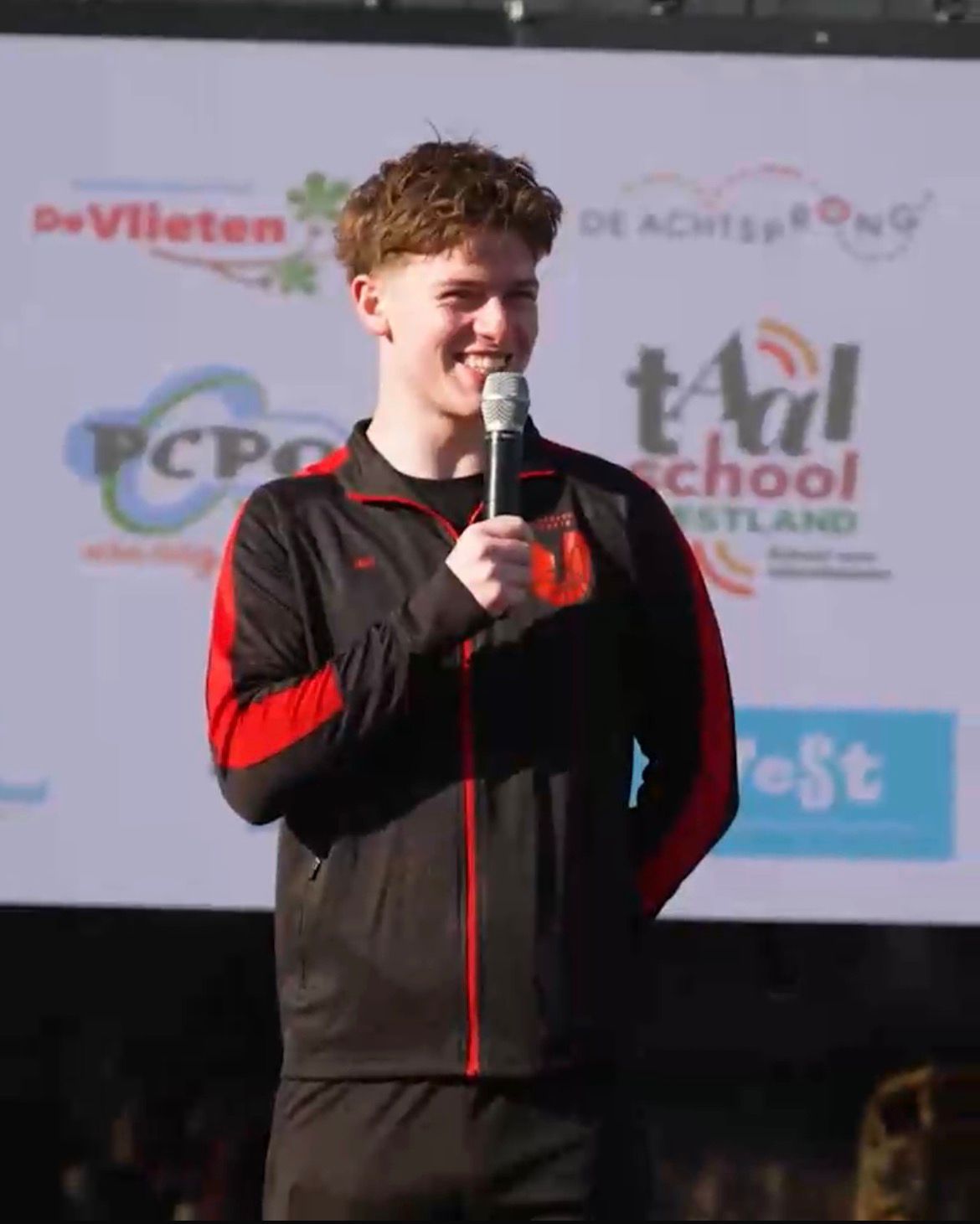 Voetbal trainer van Jong In Vorm die voetbal clinics geeft voor basisschool kinderen in Rotterdam