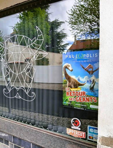 Façade de Lempdes Assurances Courtage avec une affiche Vulcania en vitrine