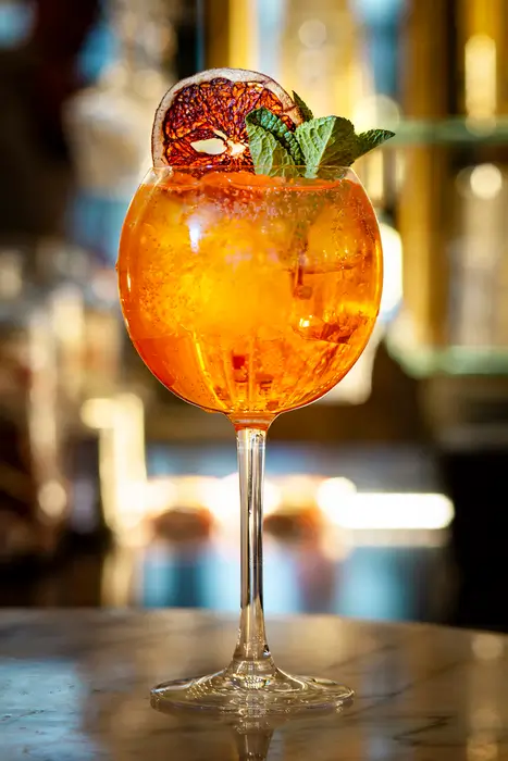 Cocktail italien Spritz servi avec une tranche d’orange