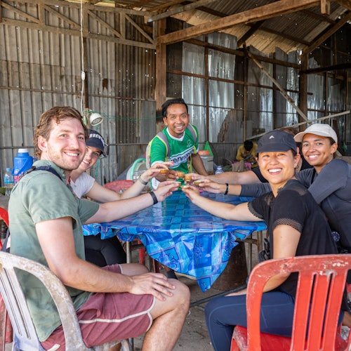 参观一家传统的小型家族企业，这里的酿酒技艺代代相传，专注于制作米酒的精髓。