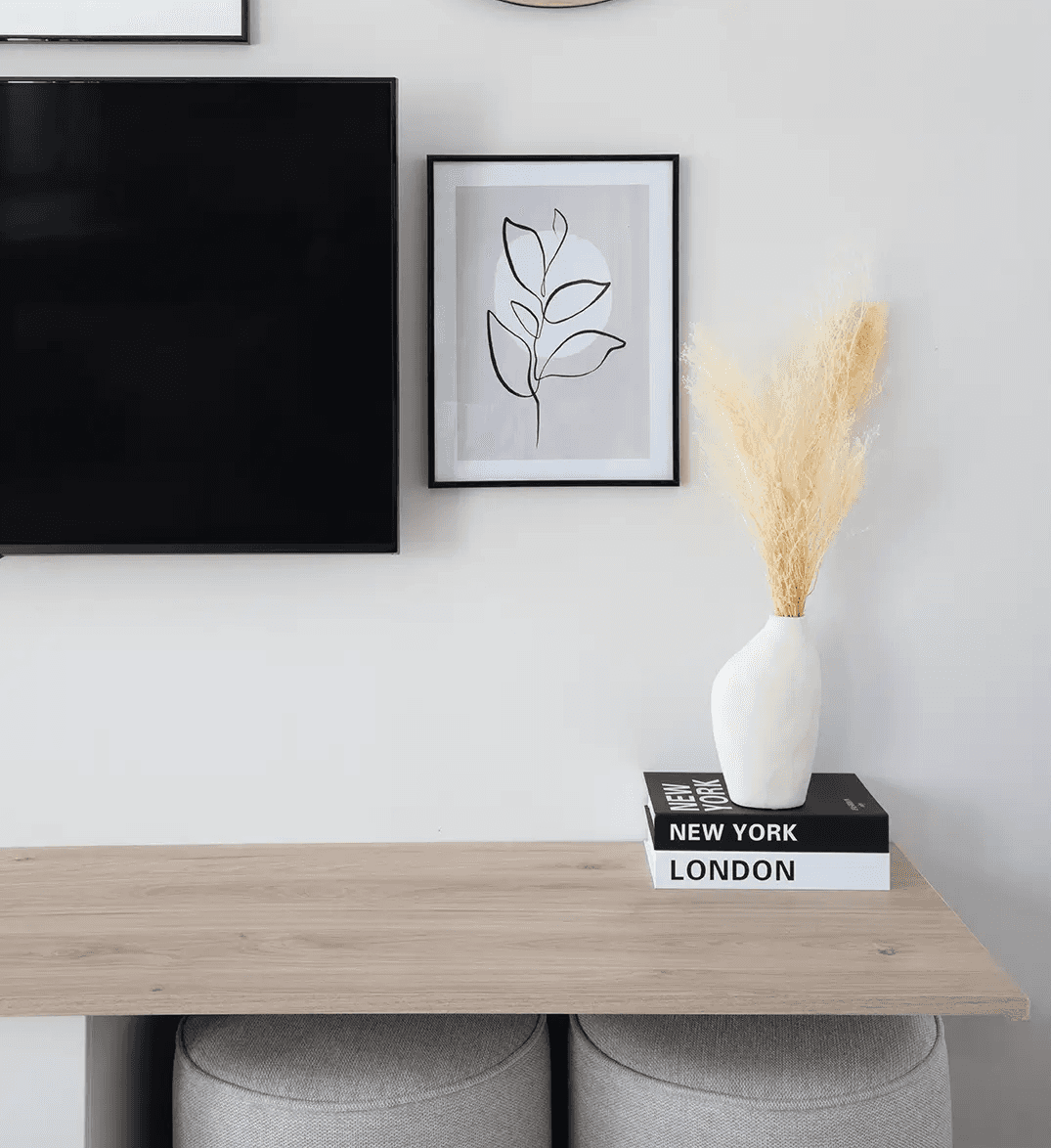Un intérieur de maison avec une télé et un bureau.