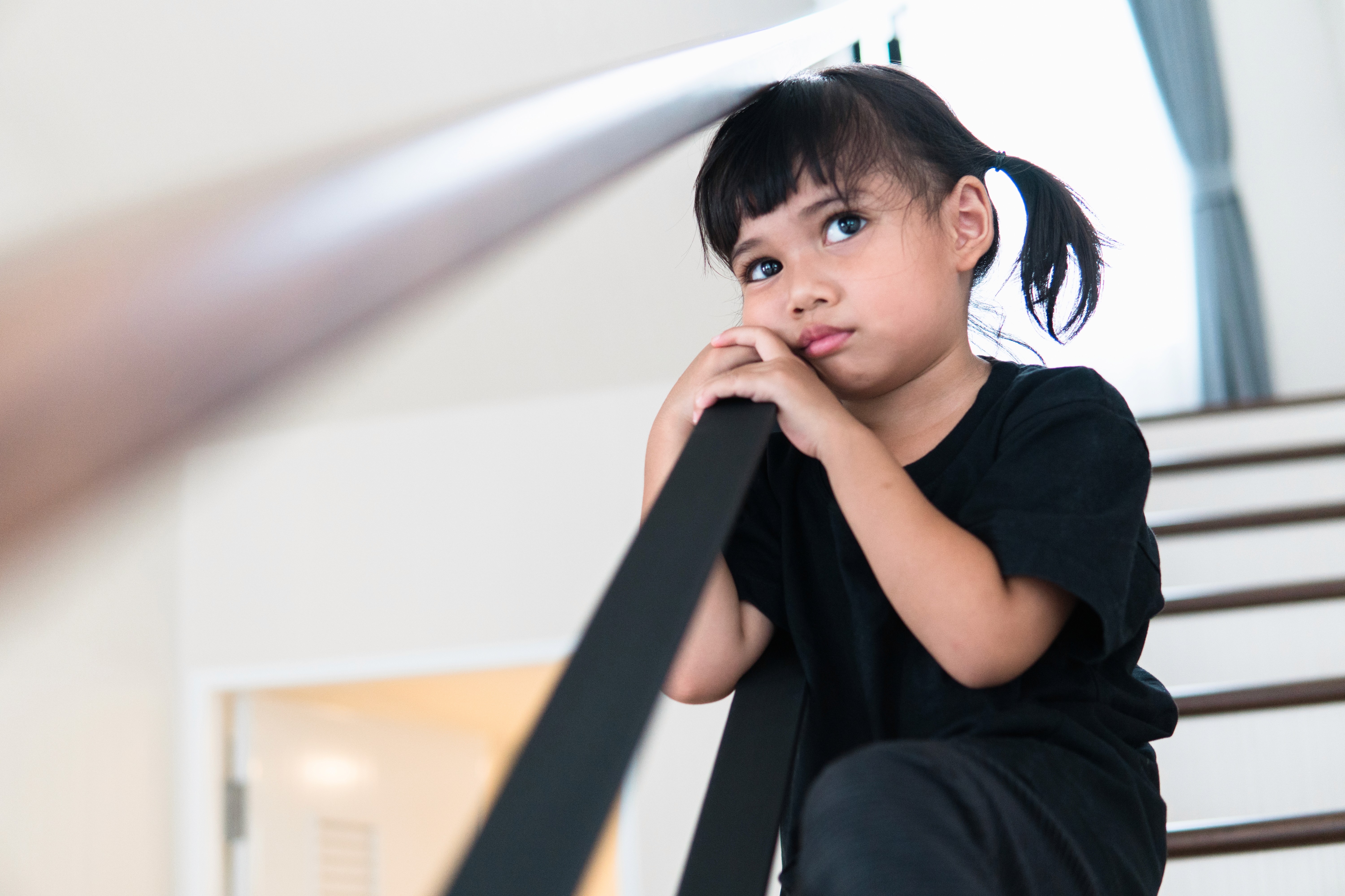 ungeduldiges Mädchen wartet