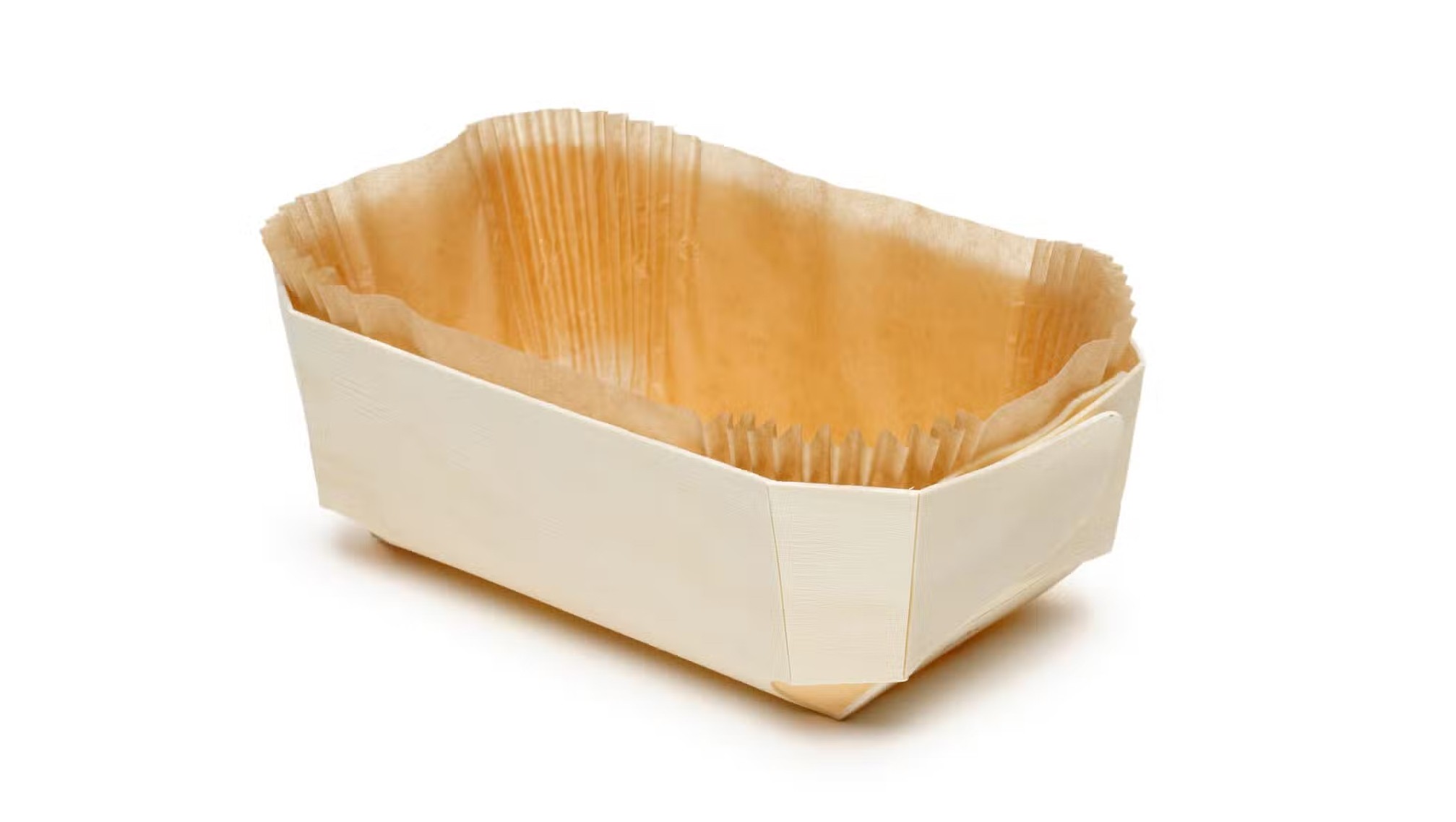 Barquette rectangulaire en bois souple chemisée de papier cuisson kraft, fond blanc, vue de trois quarts