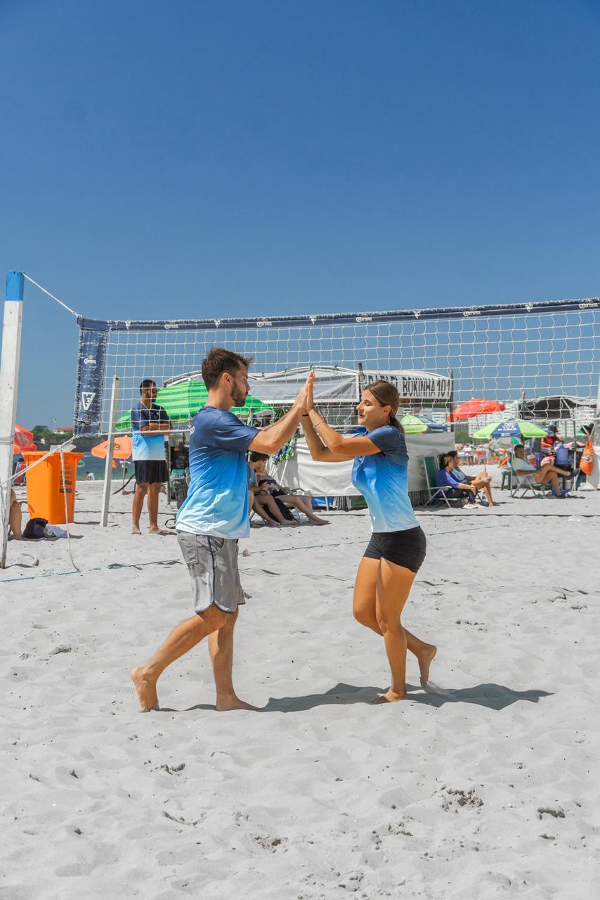 duas pessoas batendo a mão