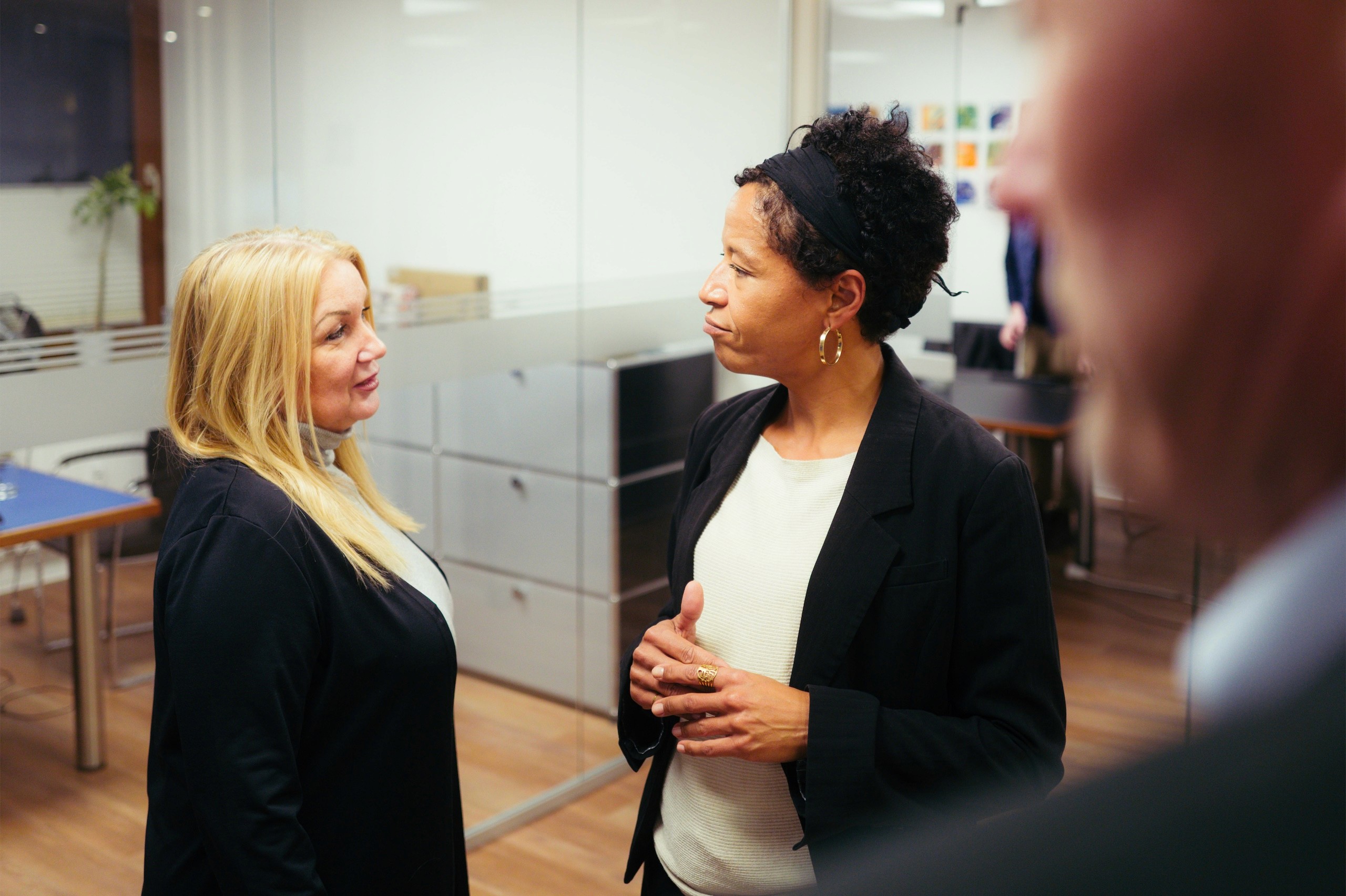 Mitarbeiterinnen im Gespräch über Zusammenarbeit im Beratungsalltag