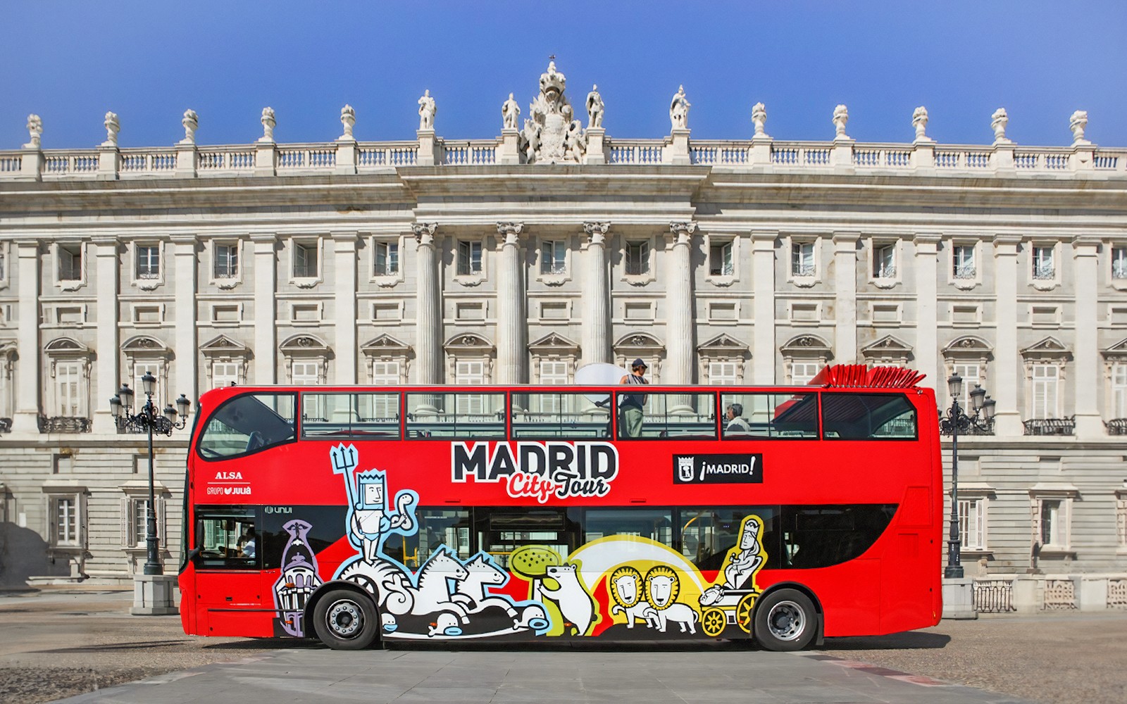 Autobus HopOn HopOff davanti al Palazzo Reale di Madrid.