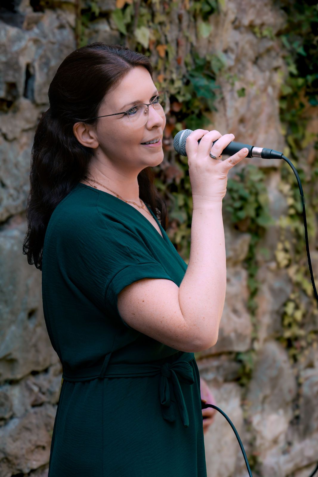 Sängerin Patricia Bartmann live am Mikrofon – gefühlvoller Gesang für den Einzug oder die Zeremonie, zu finden auf marrymind.