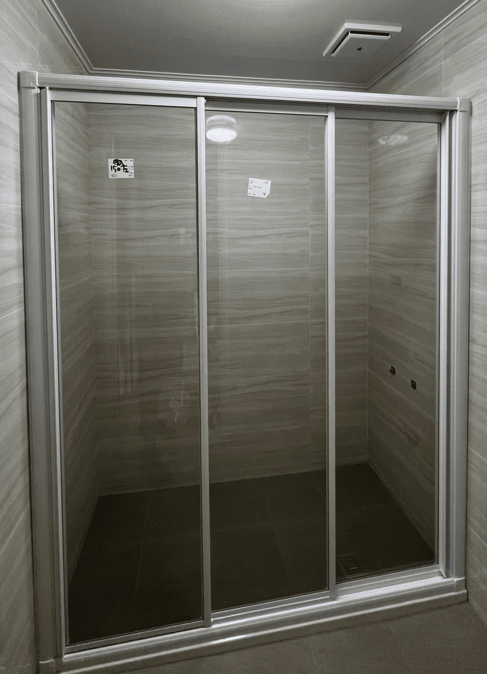 一字型三片式霧銀強玻有框淋浴門