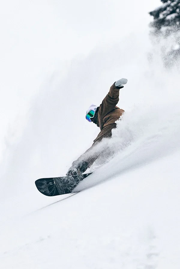Splitboarder die stijle afdaling maakt.