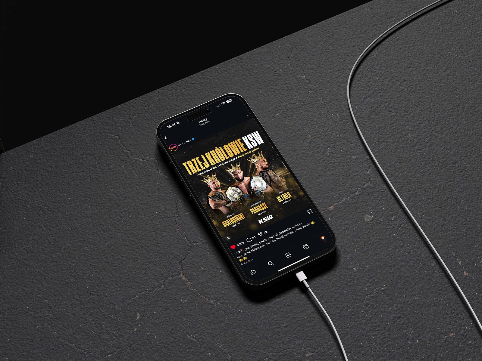 Zdjęcie telefon, na którym wyświetlany jest post KSW na Instagramie