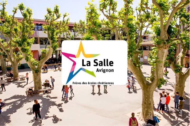 photo représentant la cours du lycée la salle d'avignon avec son logo au milieu de l'image