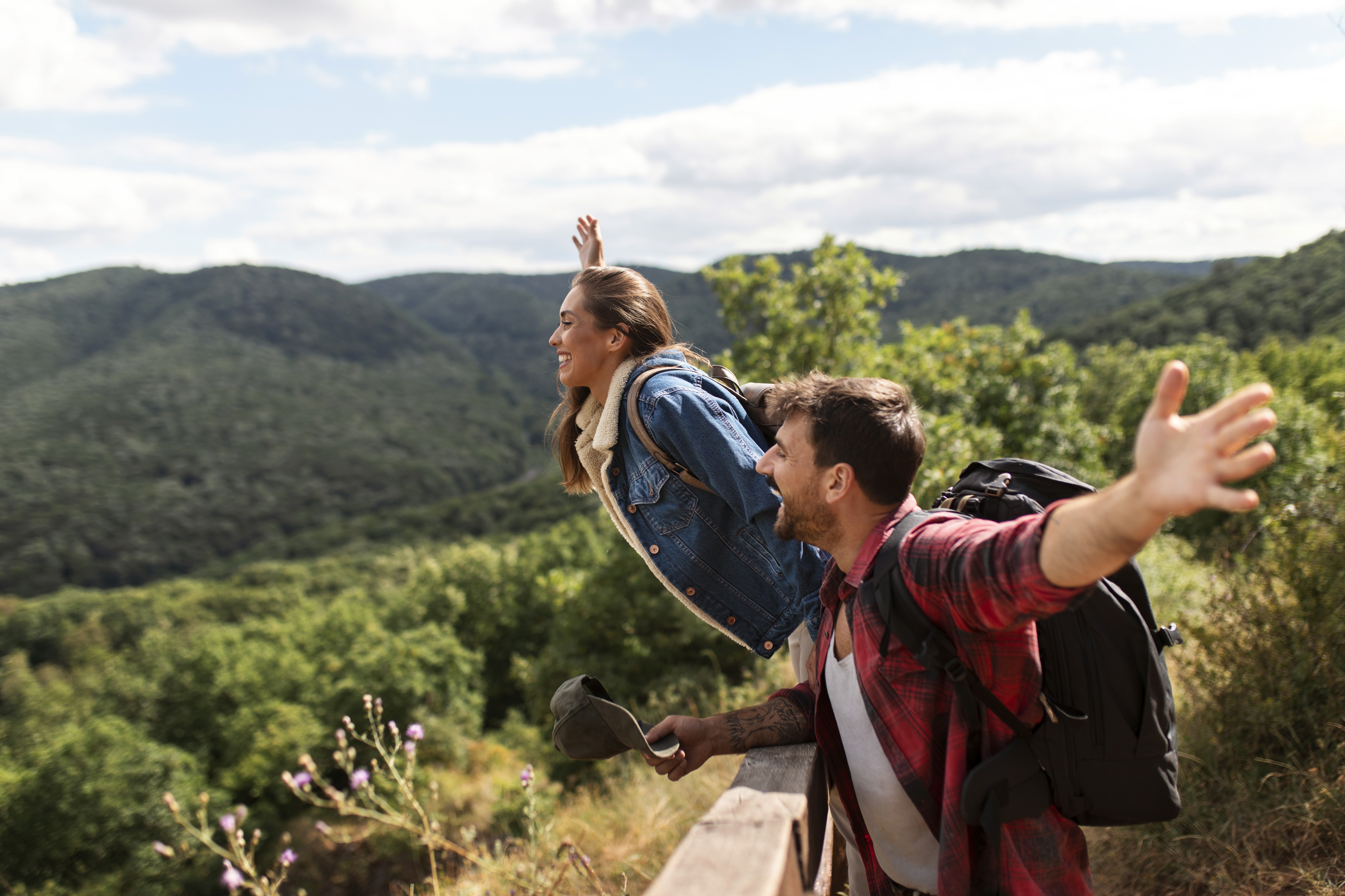 Pareja de viajeros disfrutando de un mirador en las sierras de Uruguay, viaje planificado con una app de turismo inteligente
