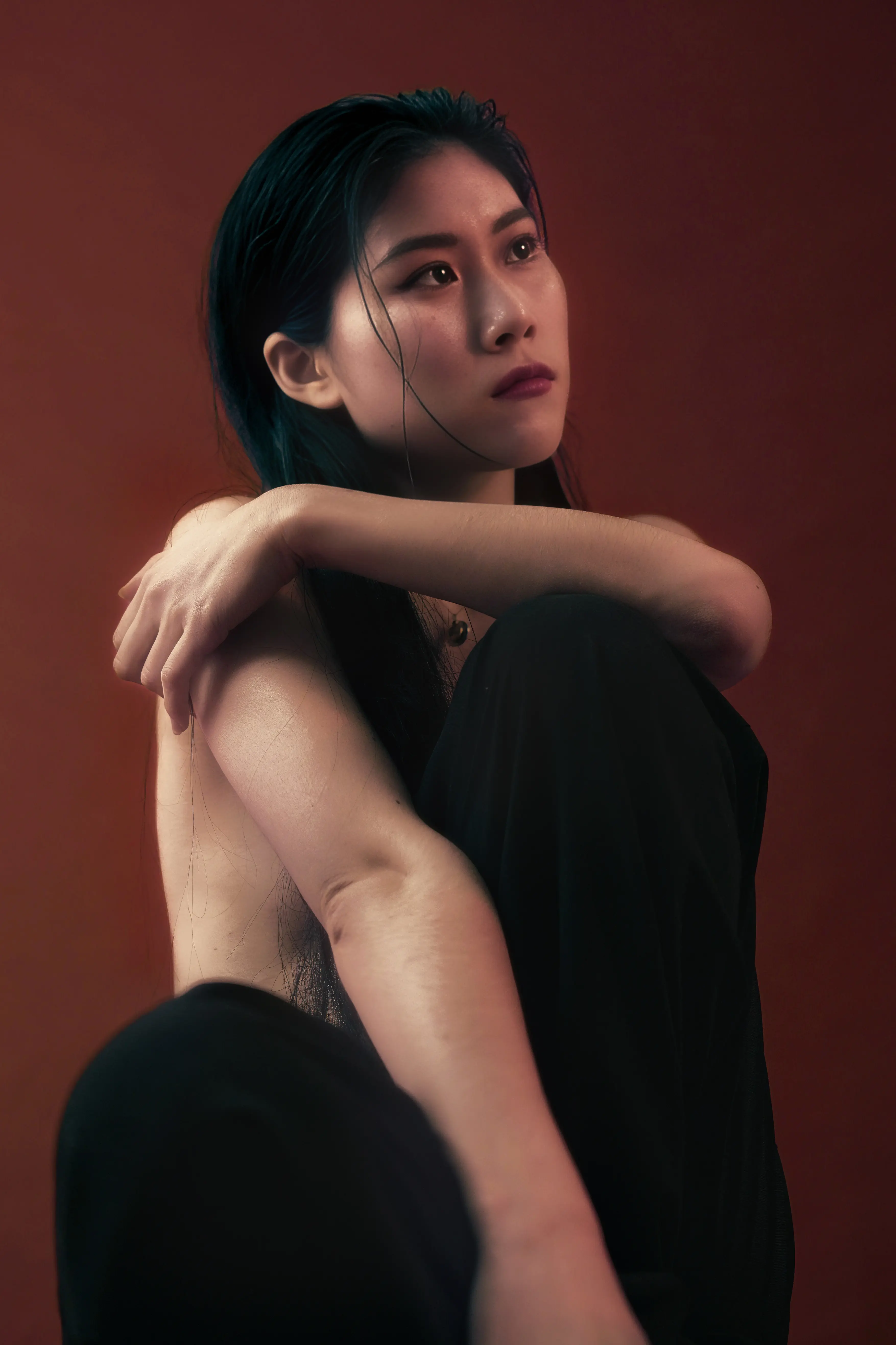 Studio Portrait Frau roter Hintergrund Portraitfotograf Frankfurt Farblicht Shooting