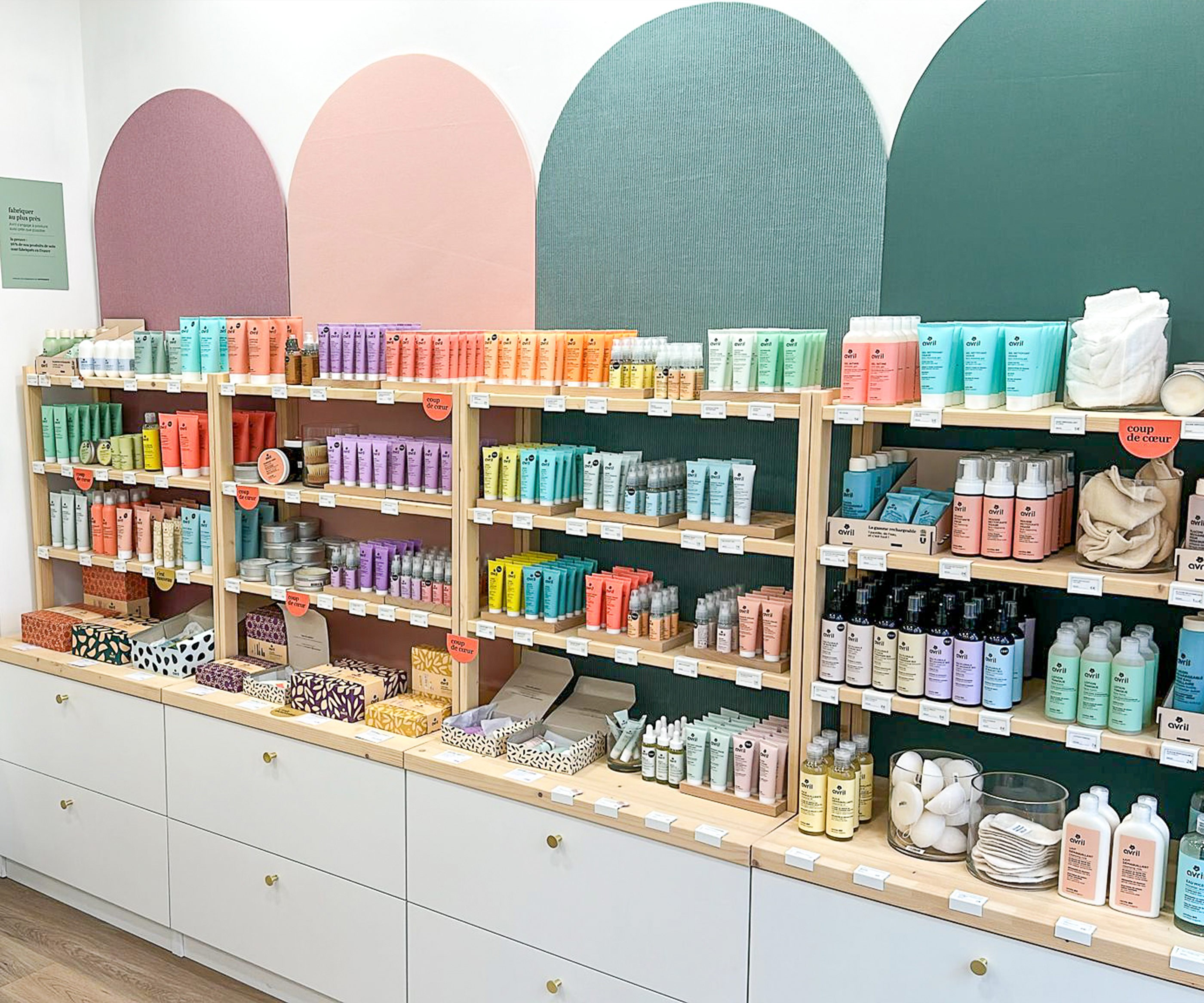 intérieur de la boutique Avril à Deauville- panneaux arrondis colorés