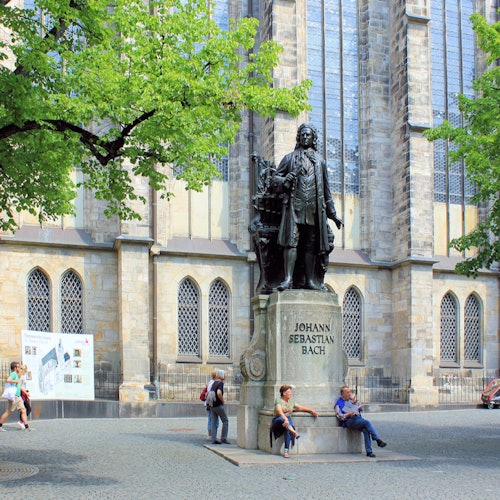 トーマス教会前のバッハ記念碑