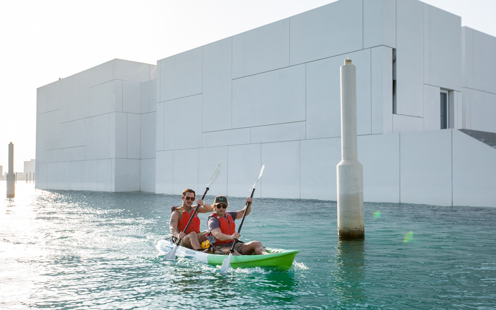 લુવિર અને આબુ ધાબી નજીક કયાકિંગ કરતી ટીમની માર્ગદર્શન આપવા વાળી સફર.