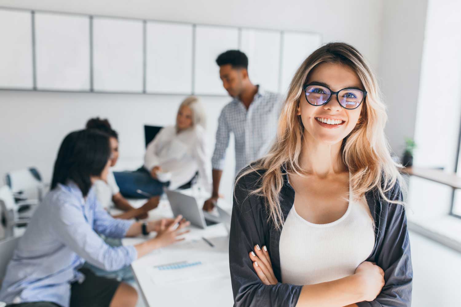Equipe de profissionais de TI em reunião no escritório, representando colaboração e trabalho em equipe - FindUP - MEI