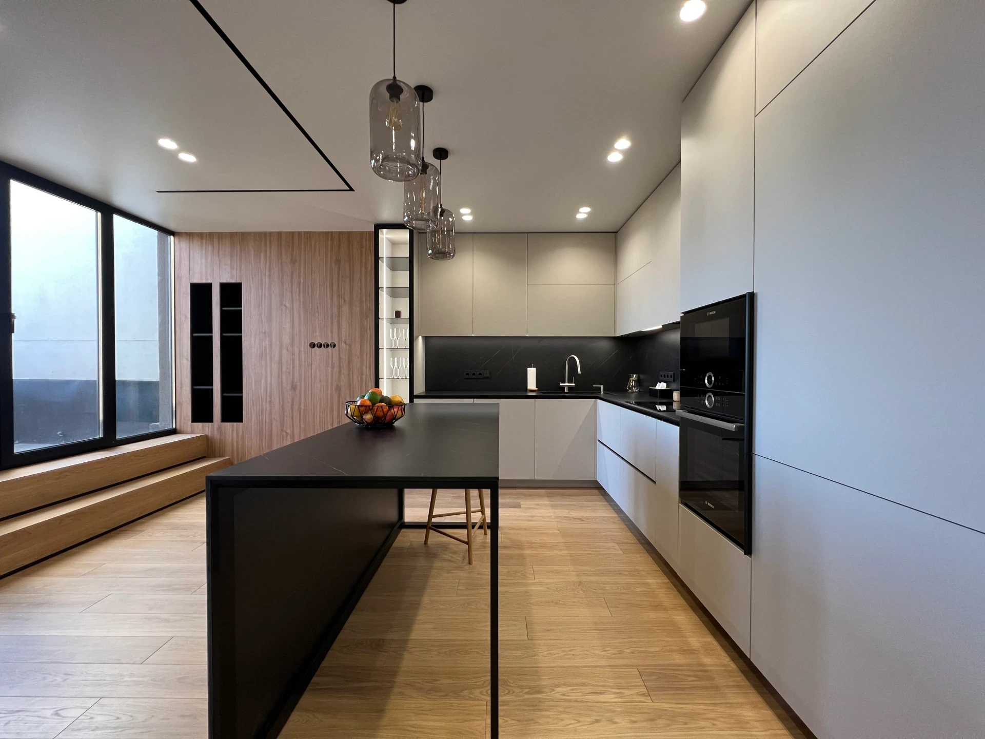 Кухня в стилі мінімалізм з комбінованими фасадами під дерево та матовим покриттям. Реалізований проєкт меблів від виробника KAMOD.