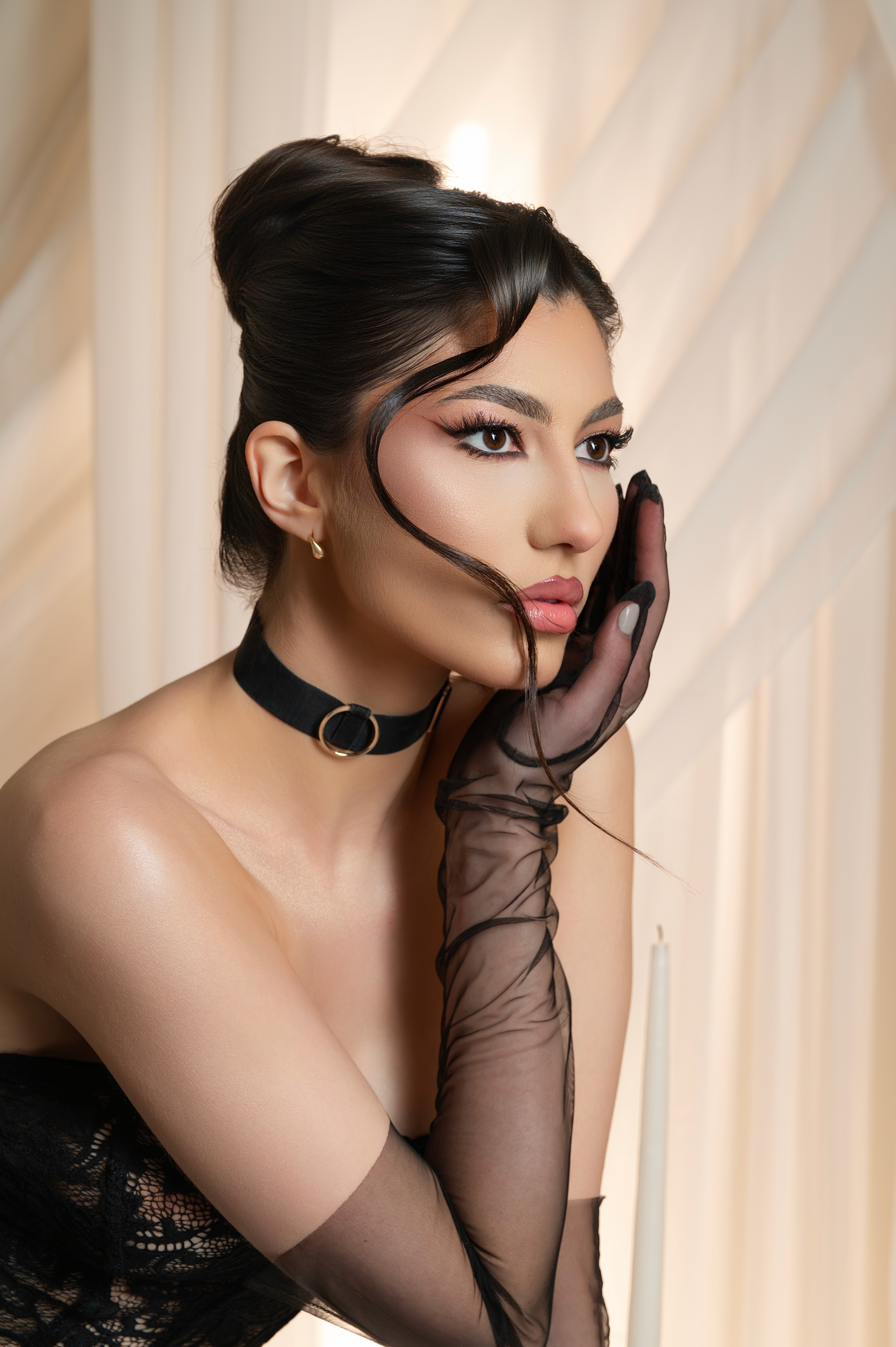 portret mireasă cu choker și mănuși – fotografie editorială bridal