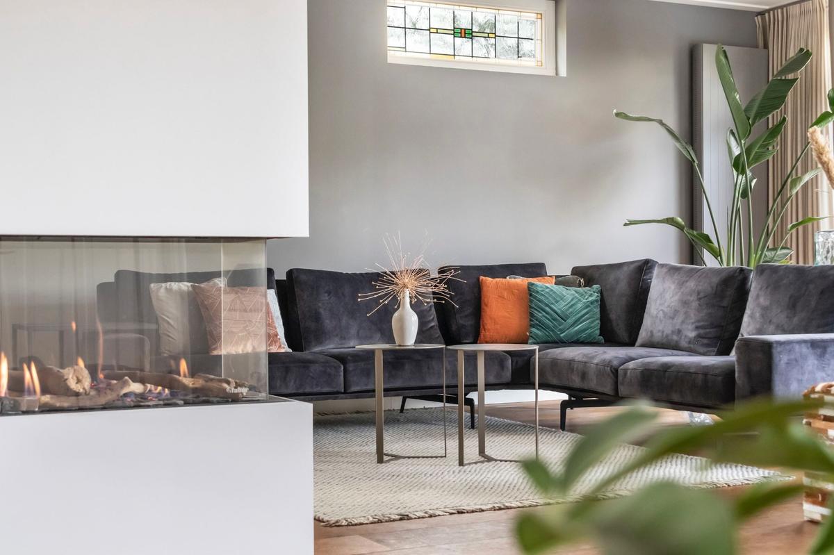 zithoek hotel chique, industrieel met doorkijkhaard