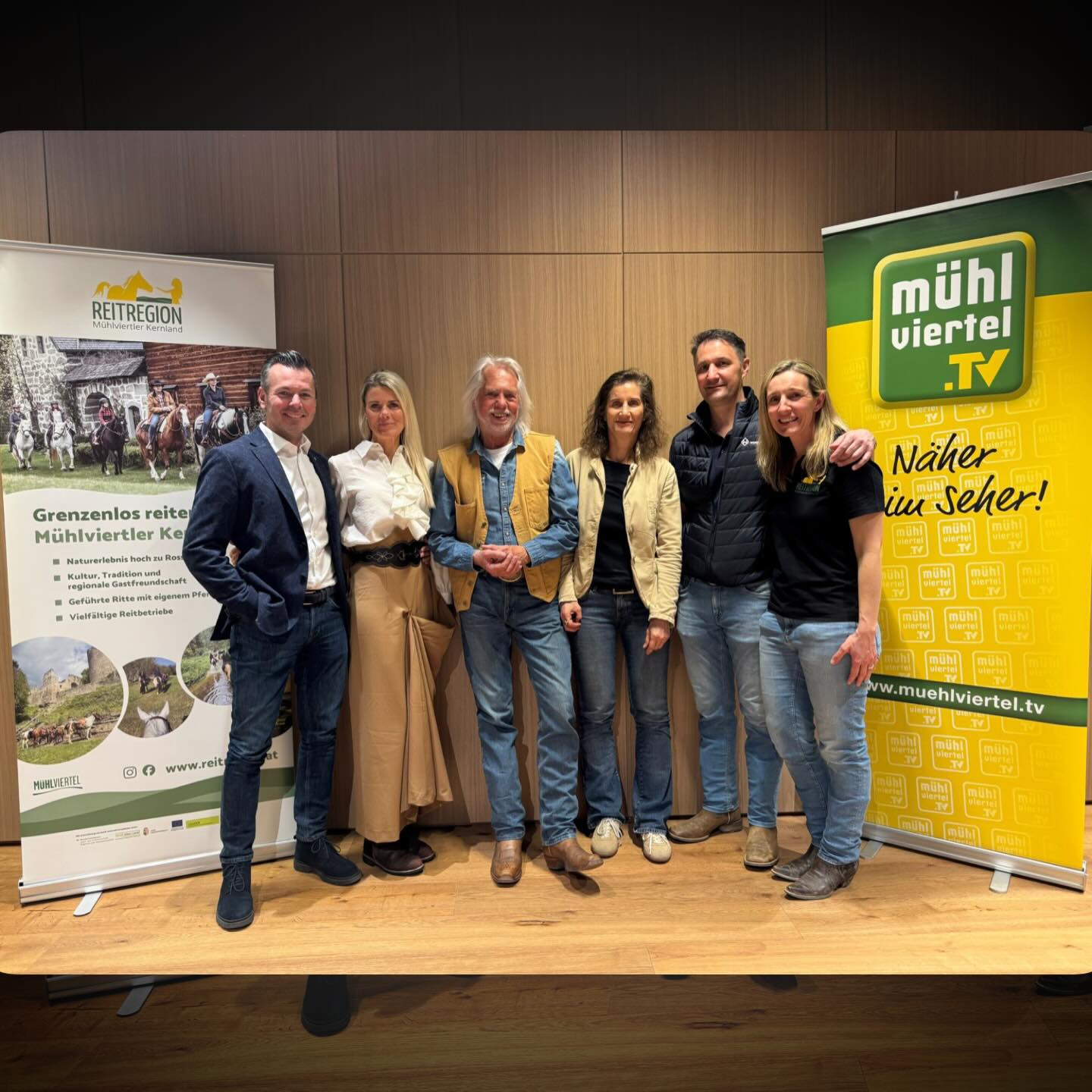 6 Personen, davon Claudia Wimberger, Birgit Hennerbichler und in der Mitte Erich Pröll vor einer Mühlviertel TV Stele und einer Mühlviertler Kernland Stele.