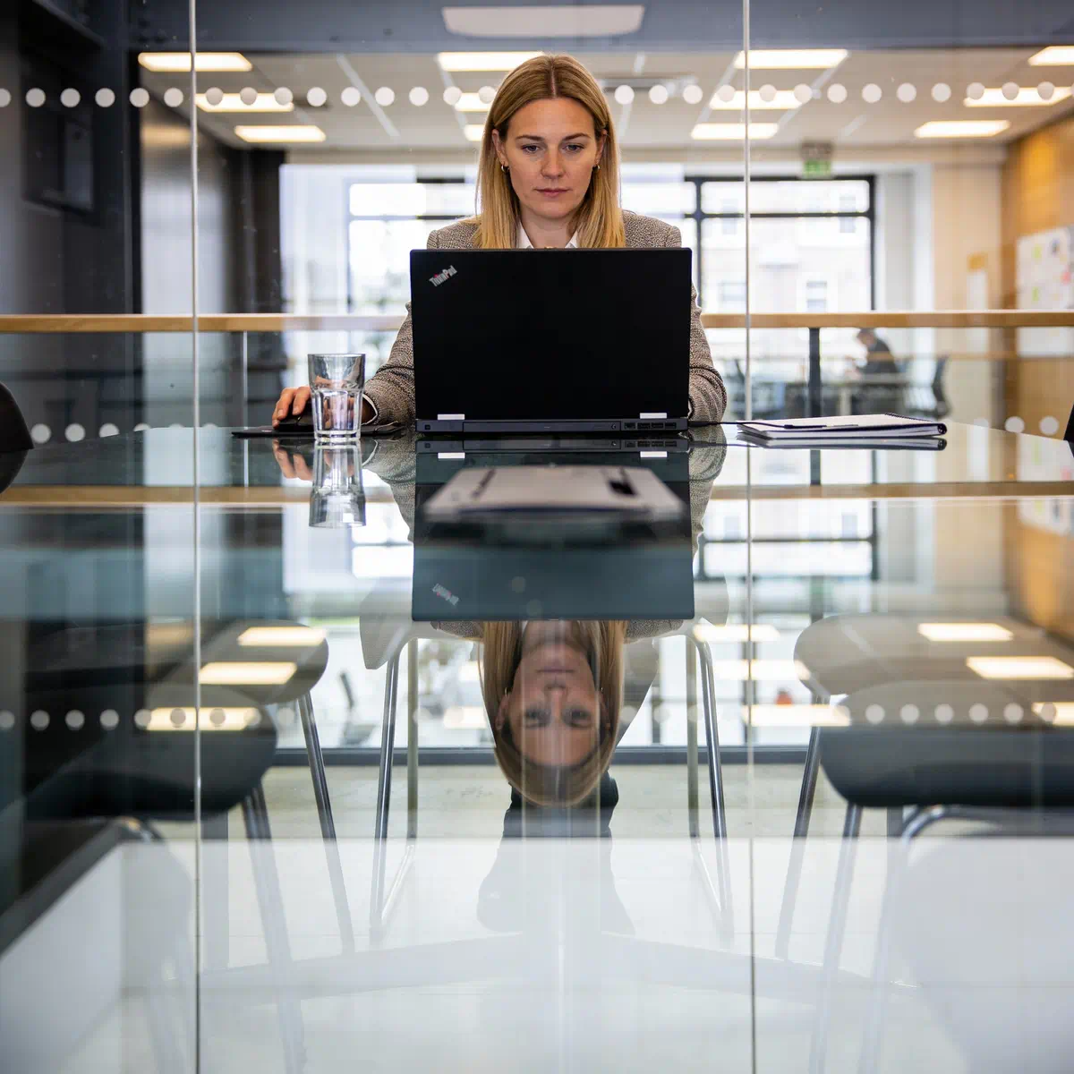 Commerciële professional in persoonlijk gesprek ter voorbereiding van gerichte outbound outreach.