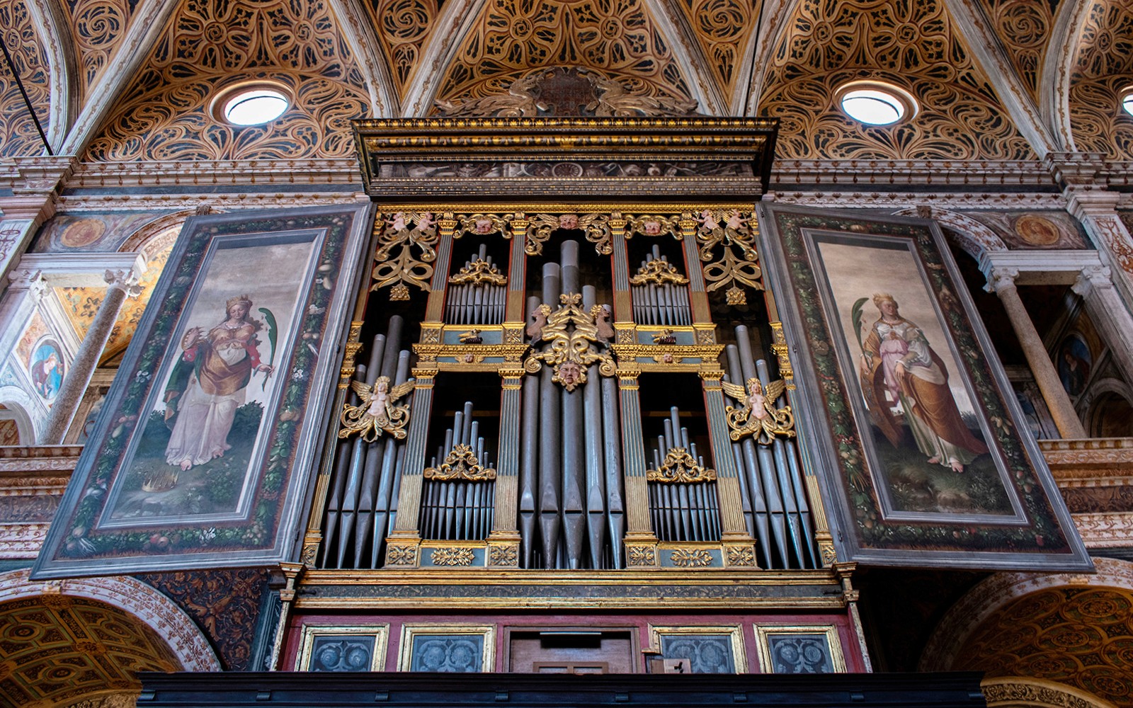 Mekanískt orgel með skrautlegum listaverkaplötum í Mílanó Dómkirkjusafninu.