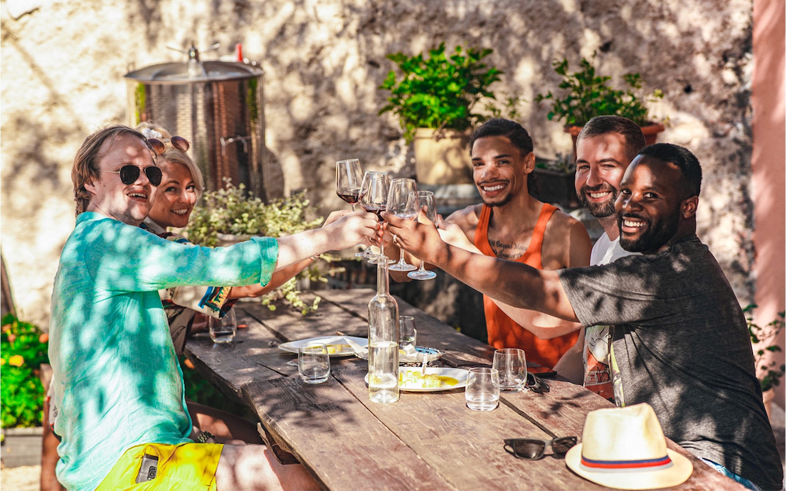 在克尔卡国家公园之旅中，团队尽享葡萄酒品鉴乐趣。