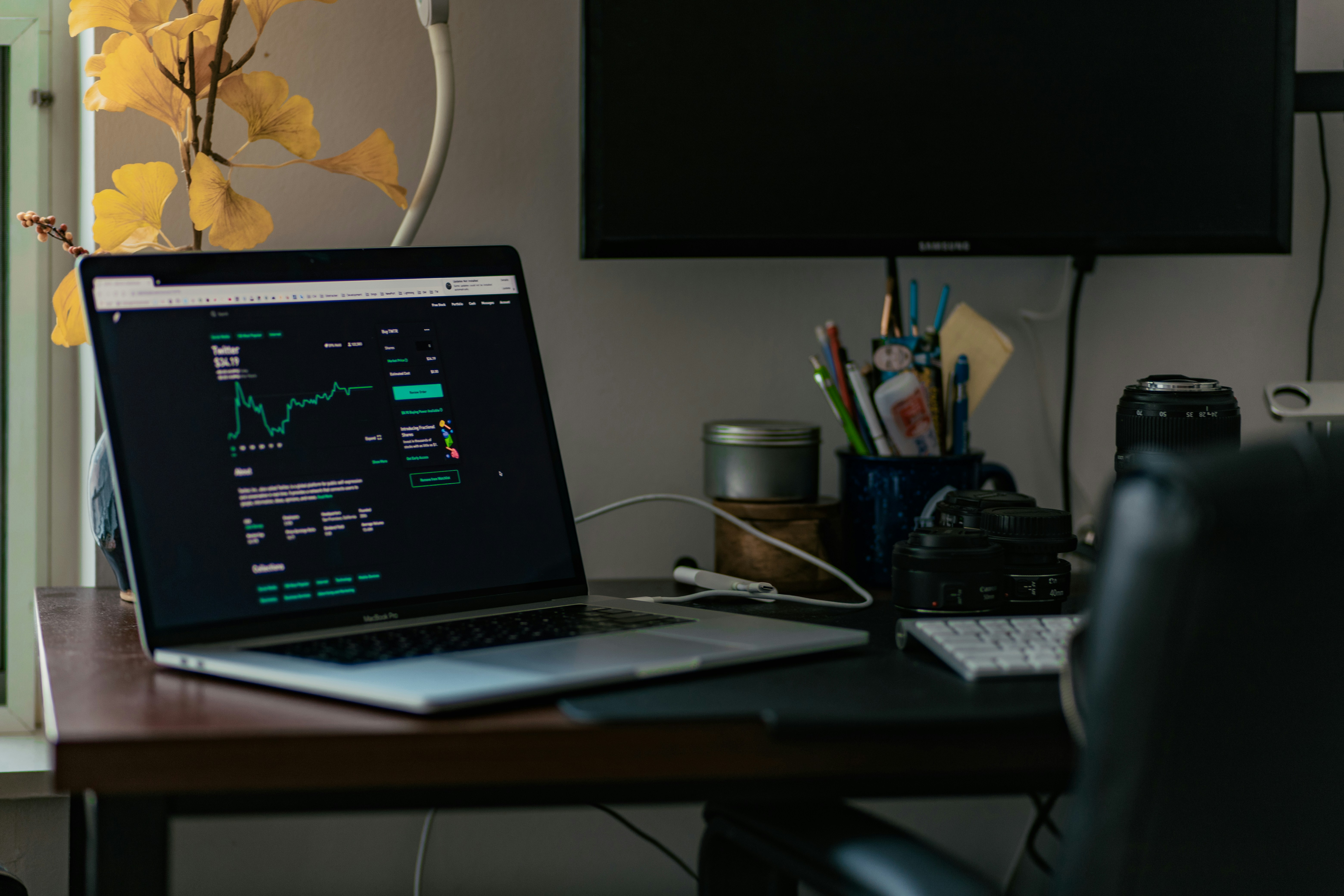 Revenge trading förstör fler konton än dåliga strategier. Här är varför du jagar förluster, vilka mekanismer som driver det och hur du bryter mönstret permanent.