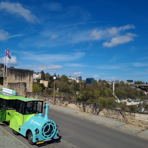 Городской поезд, едущий по спуску Монте-де-Клаузен.