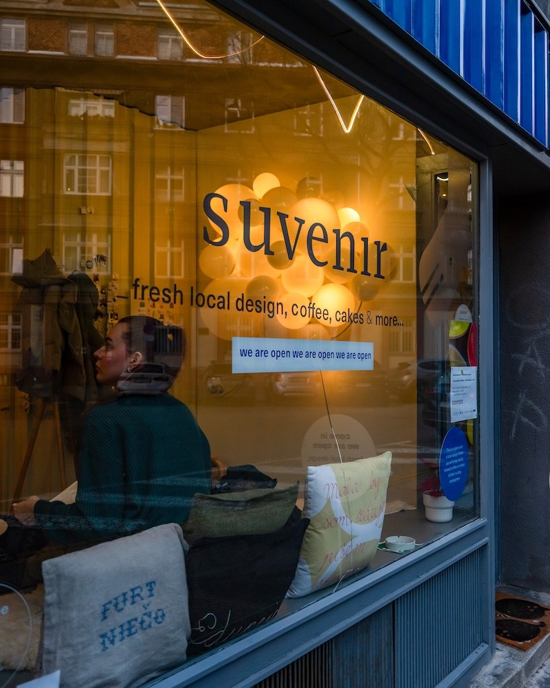 Pohľad dieťaťa na veľký žltý smiley objekt v inštalácii Hlavne sa usmievaj